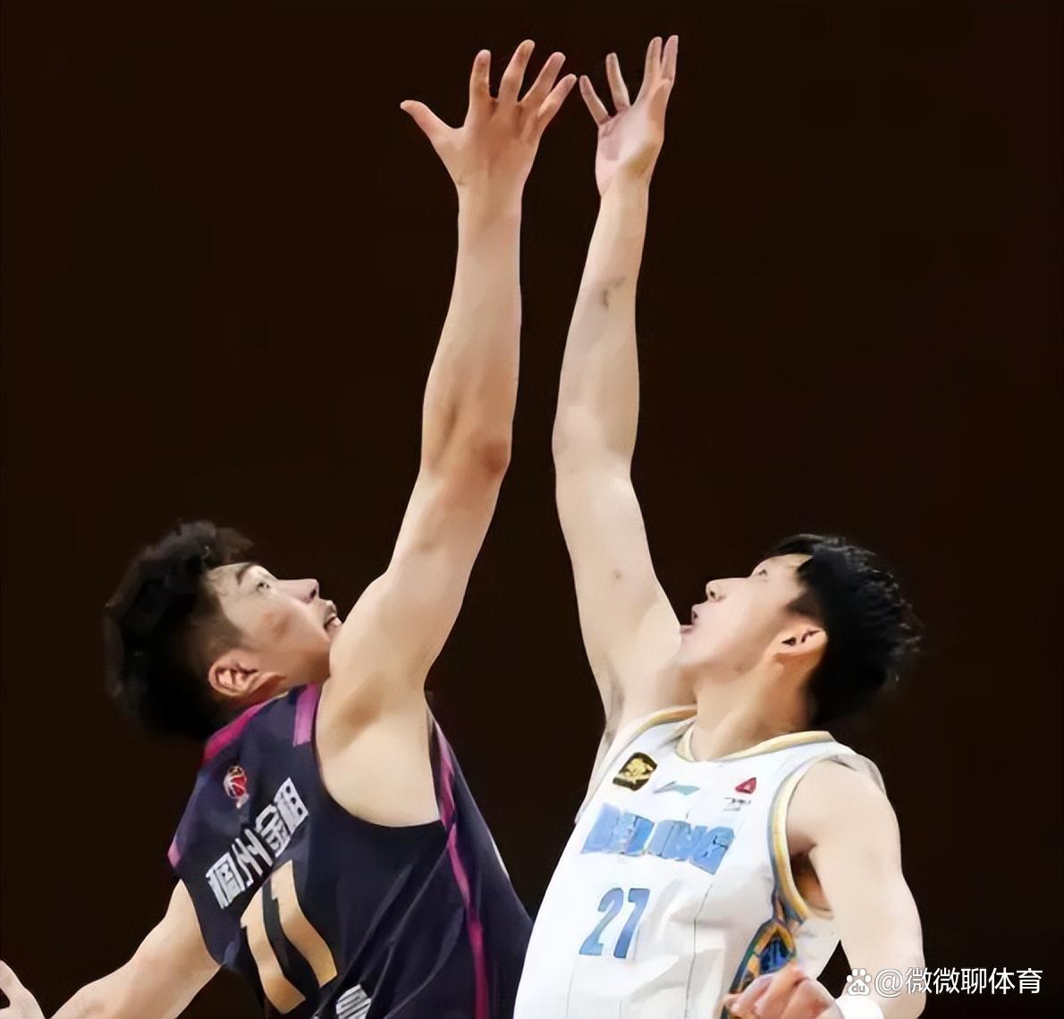 关于克里夫兰骑士迎CBA季后赛关键赛；冲刺阶段队长鼓劲；气氛紧张；团队化学反应显著的信息